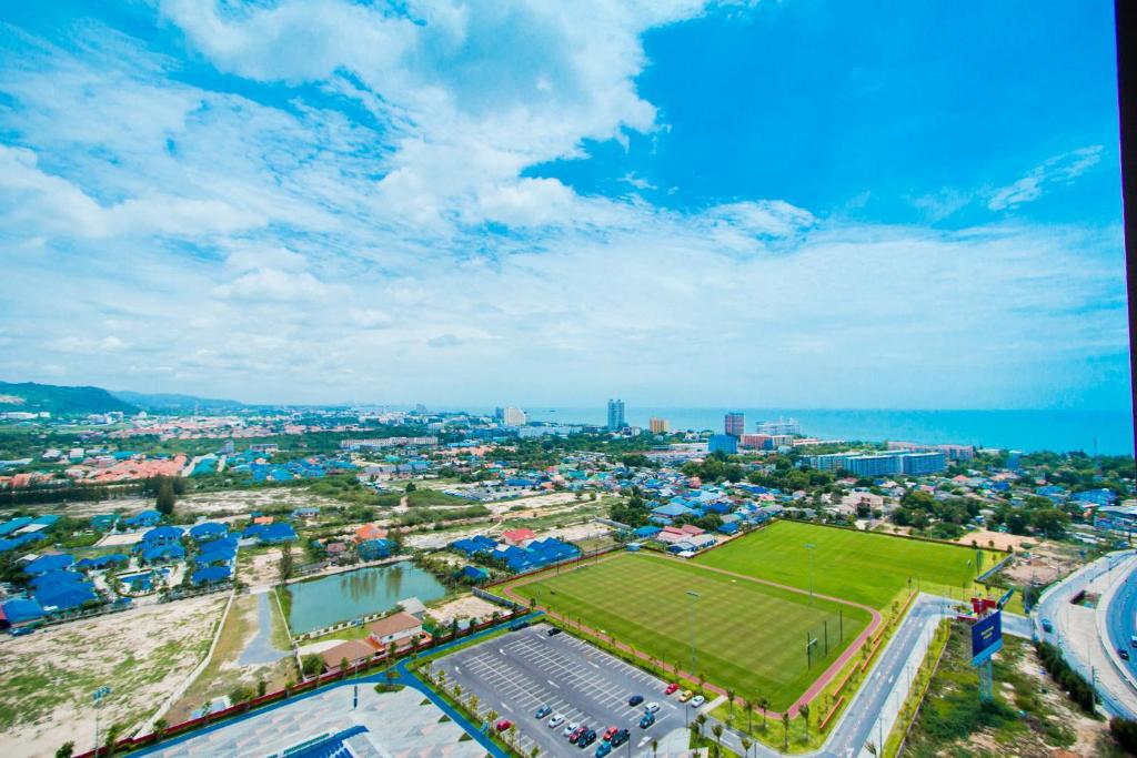 uma vista aérea de um parque com um campo de futebol em Baan Kiang Fah Apartment by Patcha em Hua Hin