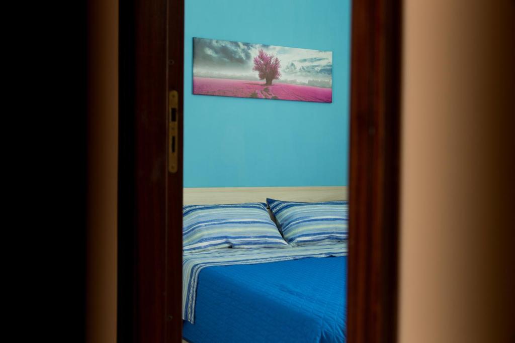 um quarto com uma cama e uma fotografia na parede em Licata Mare em Trapani