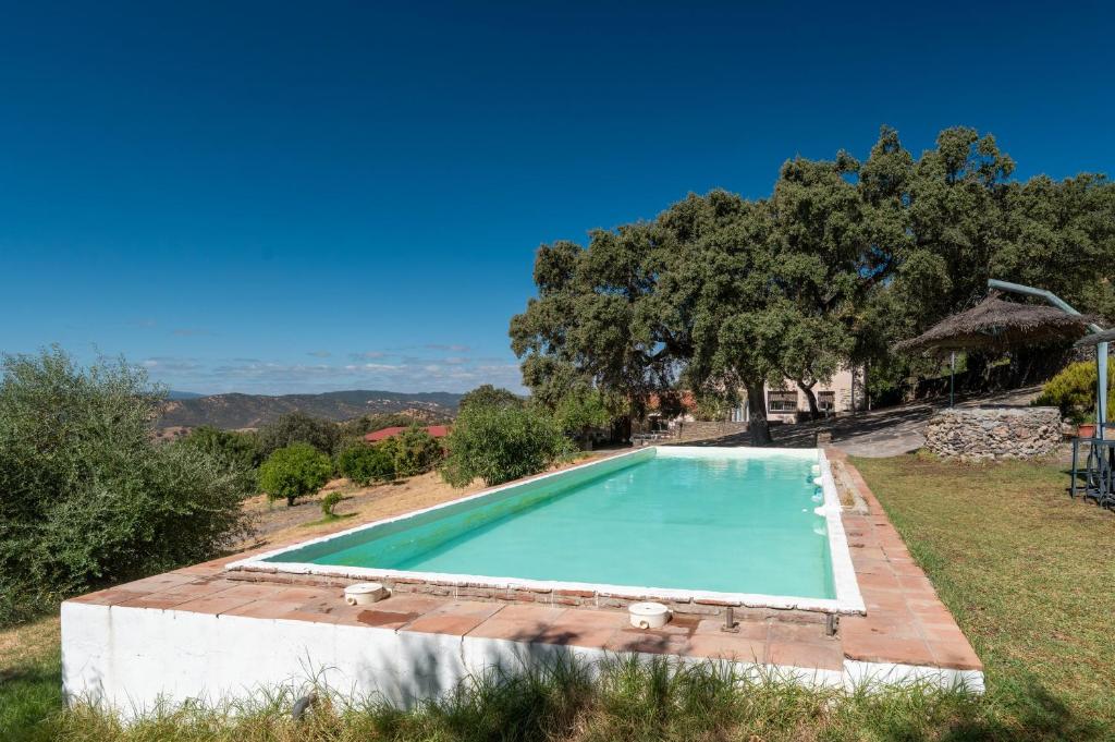 an image of a swimming pool in a yard at Casa el Rincón in Arroyomolinos de León