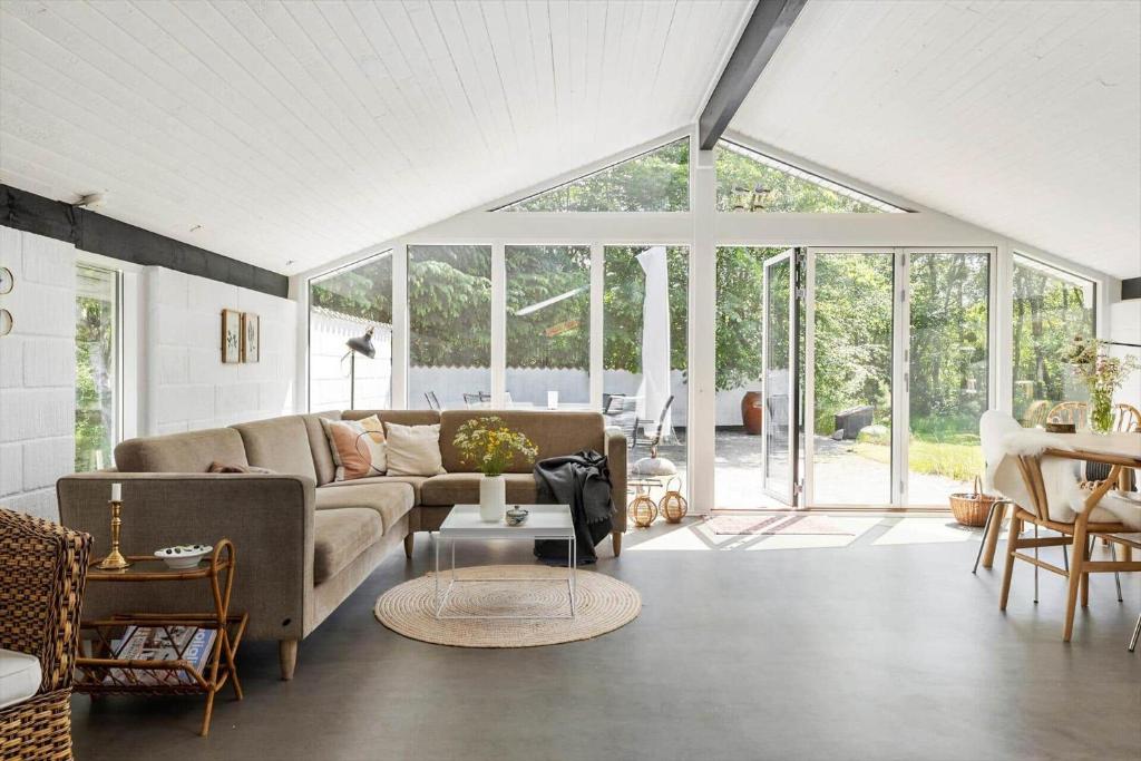 ein Wohnzimmer mit Sofa und Tisch in der Unterkunft TV1529 Jerup - Blåbærvej 3 in Jerup