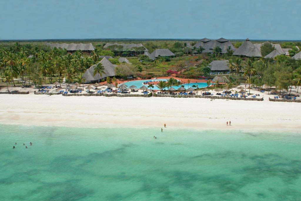 eine Luftansicht auf einen Strand mit Menschen im Wasser in der Unterkunft Hotel Club Dongwe in Pingwe