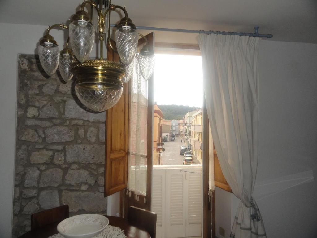 カルロフォルテにあるAppartamento Casa Toninaの窓付きテーブルの上に吊るされたシャンデリア