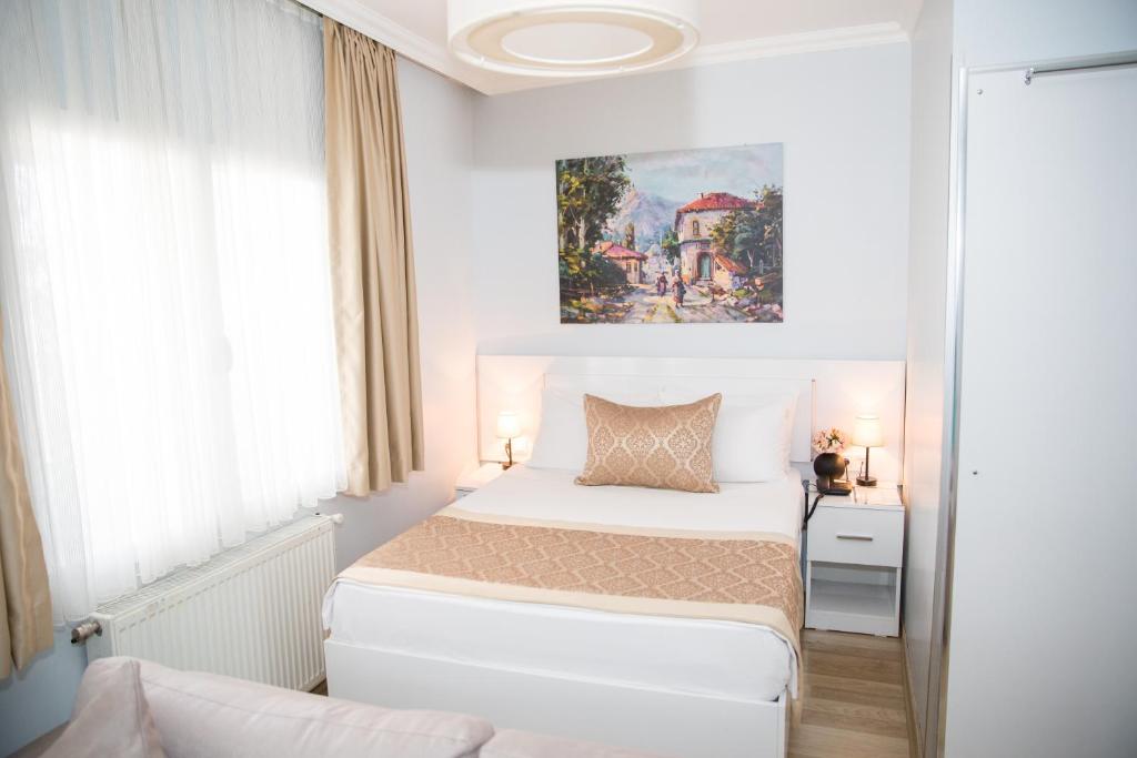 - une chambre blanche avec un lit et une fenêtre dans l'établissement Lavanta Hotel, à Istanbul