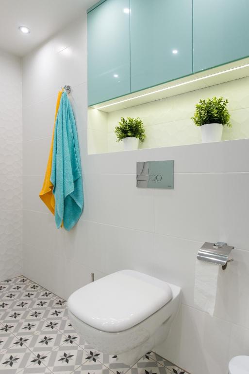 Kúpeľňa v ubytovaní Cheerful Air Conditioned Apartment with mezzanine and Parking - Old Town