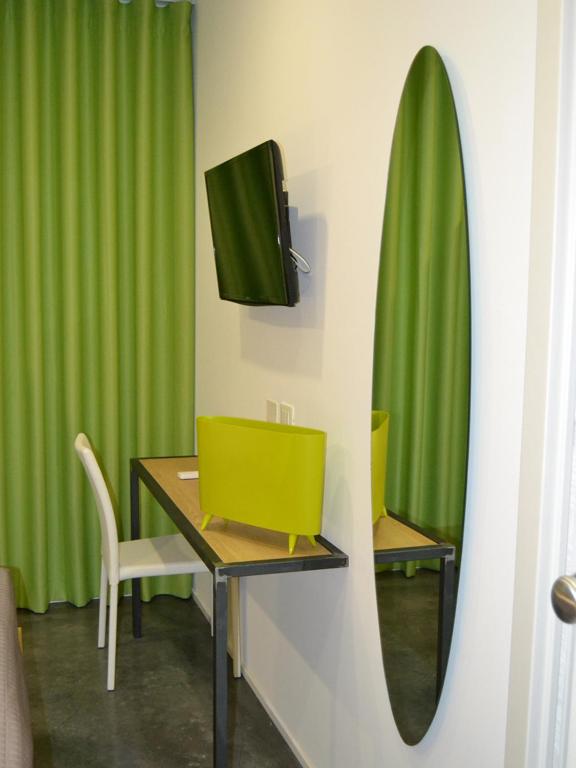 Televízia a/alebo spoločenská miestnosť v ubytovaní Abraxia Guest House