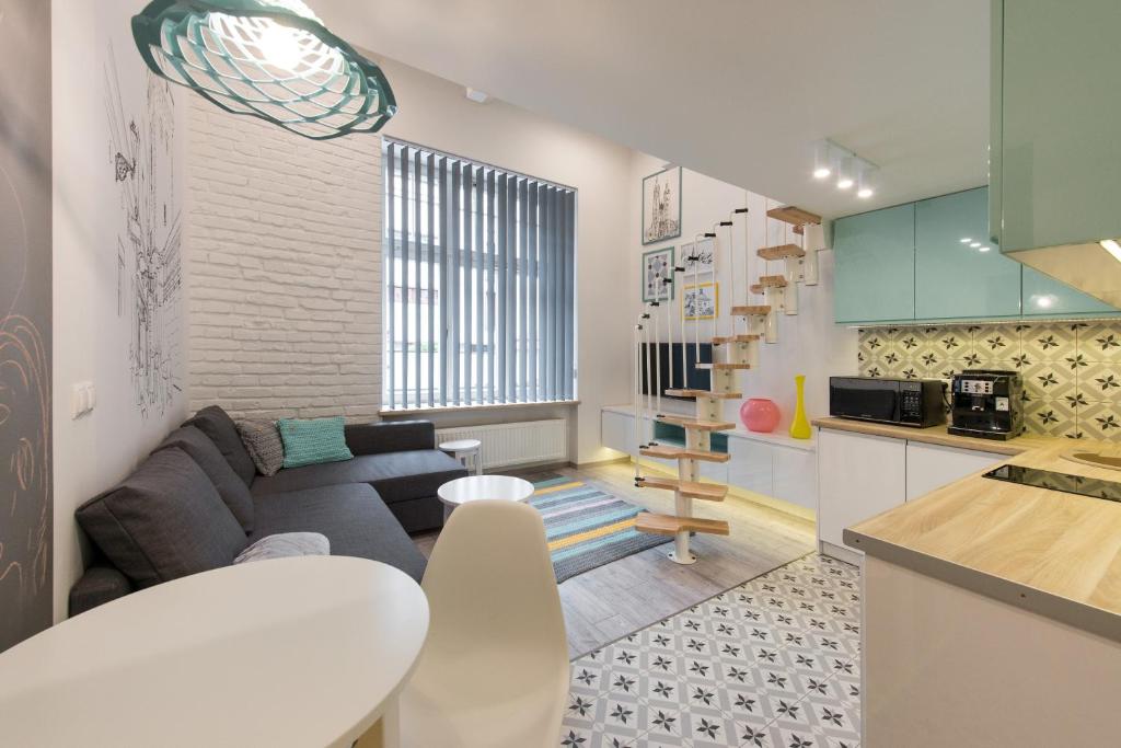 Kuchyňa alebo kuchynka v ubytovaní Cheerful Air Conditioned Apartment with mezzanine and Parking - Old Town