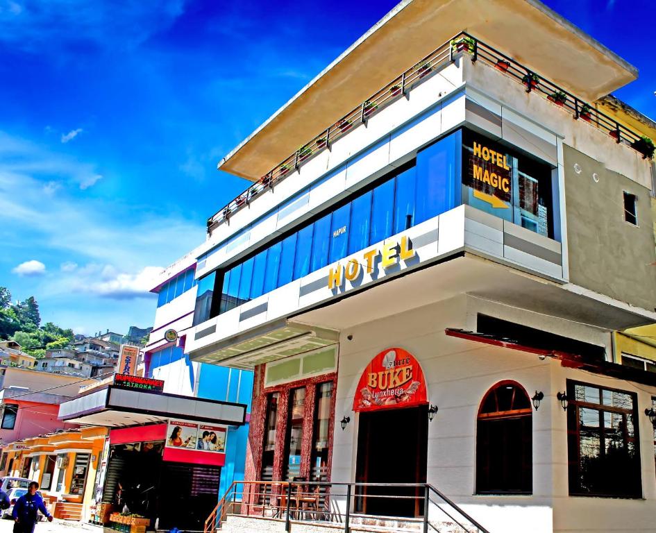 un edificio con una señal del norte en el costado. en Hotel Magic, en Gjirokastra