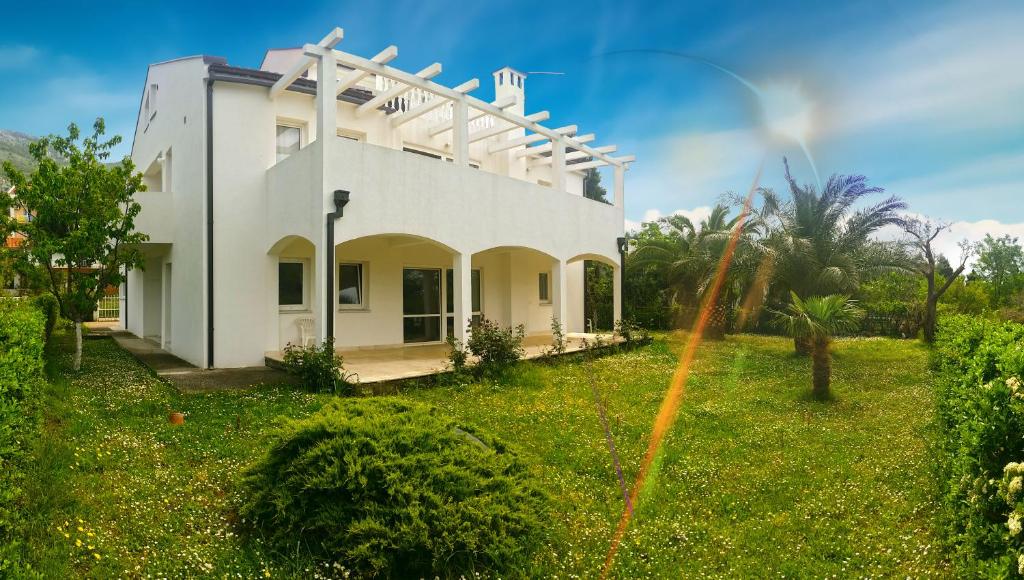 Сад в Ratac Eco Guest House