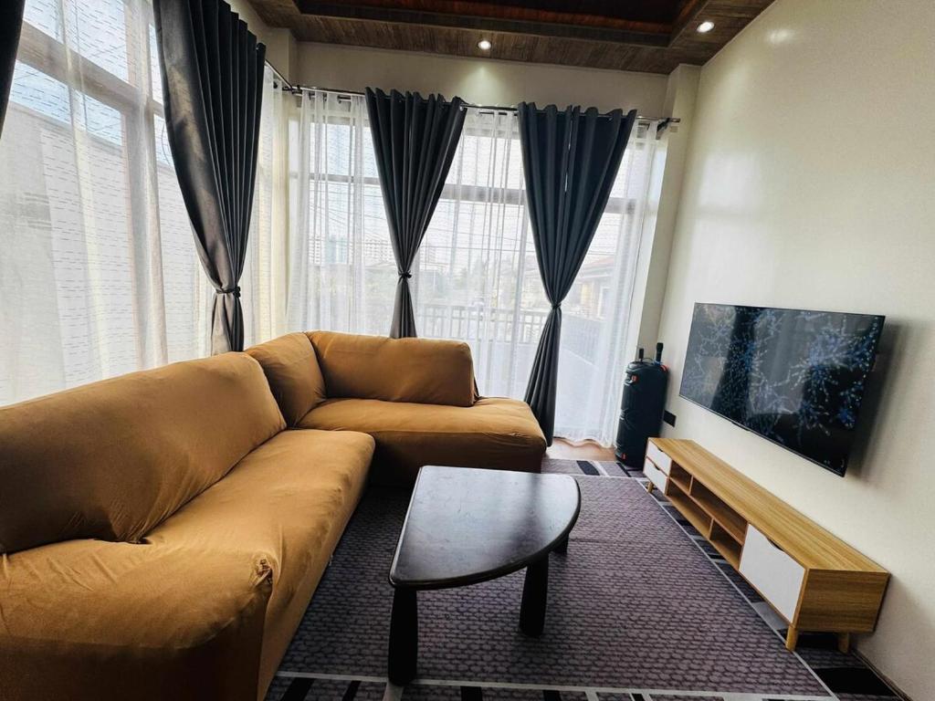 TV a/nebo společenská místnost v ubytování Vcube Residence - 2BR Apt Near Davao International Airport