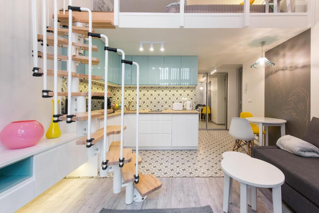 Posedenie v ubytovaní Cheerful Air Conditioned Apartment with mezzanine and Parking - Old Town