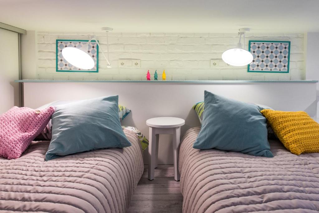 Posedenie v ubytovaní Cheerful Air Conditioned Apartment with mezzanine and Parking - Old Town