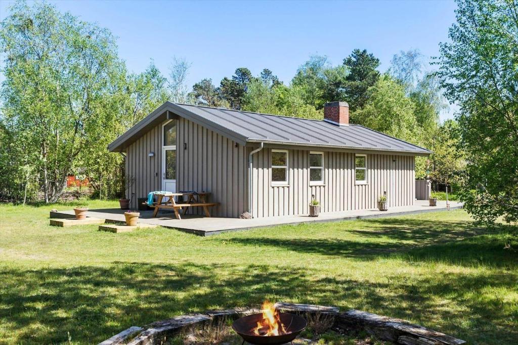 JerupにあるTV1446-Jerup-Bugten-30の庭の火台付き家