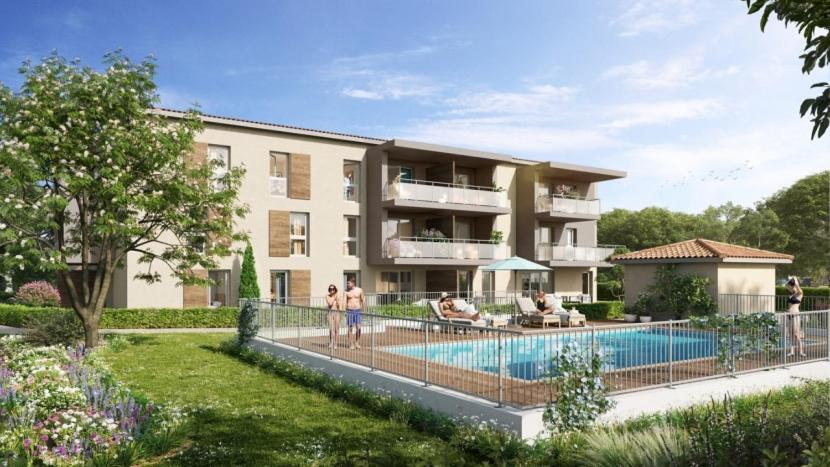 eine Ausstellung eines Apartmentgebäudes mit einem Pool in der Unterkunft Appartement T2 chambre plus cabine, terrasse vue piscine in Bormes-les-Mimosas