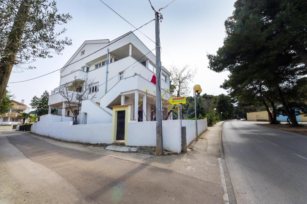 un edificio blanco al lado de una calle en Apartments Borik en Zadar