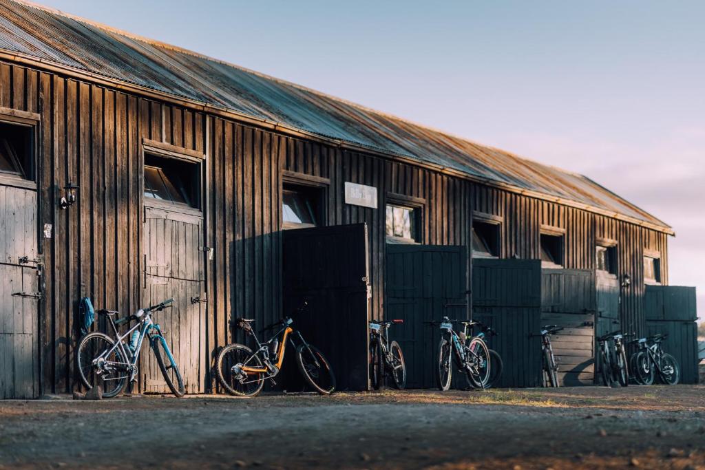 un gruppo di biciclette parcheggiate fuori da un edificio di Dwarsvlei Venue - Camping & Stables a Middelburg