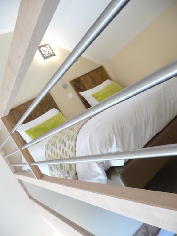 Postel nebo postele na pokoji v ubytování LOGIS Hôtel-restaurant IMAGO