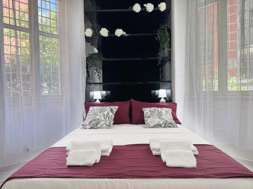 Un dormitorio con una cama grande con dos almohadas. en San Pietro Apartment Vatican 5 min Walk, en Roma