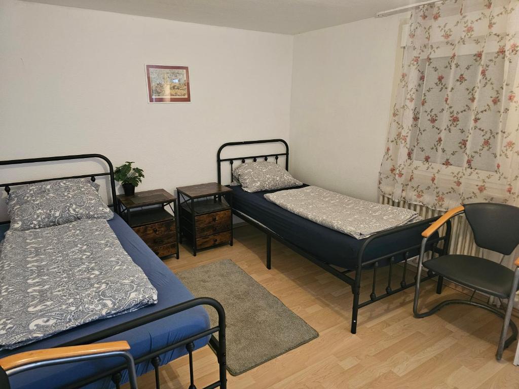 Postel nebo postele na pokoji v ubytování Große Ferienwohnung mit Küche in Besigheim