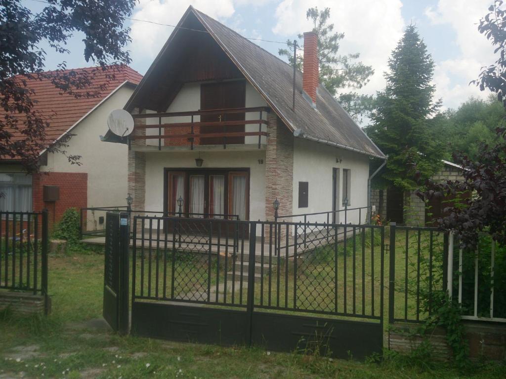 Biały dom z bramą przed nim w obiekcie Balatonszemes Nyaraló w mieście Balatonszemes