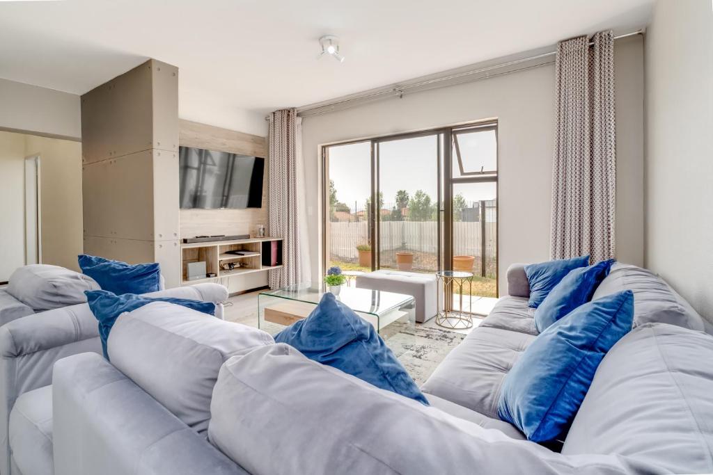 Photo inspiration: Modern 3 Bedroom Ground Floor Apartment In Fourways Sandton Sandton Photo Inspiration