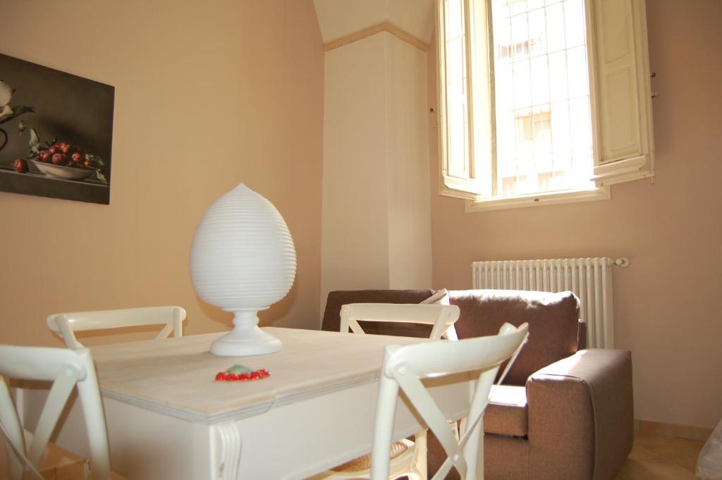 een woonkamer met een witte tafel en stoelen bij A Casa Di Francesca in Lecce