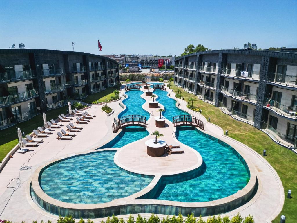 una vista sul tetto di una piscina in un resort di Kundu Kanyon by AntalyaSuites a Antalya (Adalia)