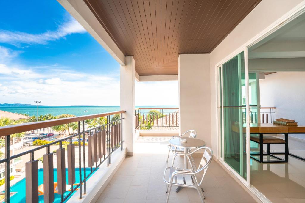 Welcome World Beachfront Resort - Resim 33