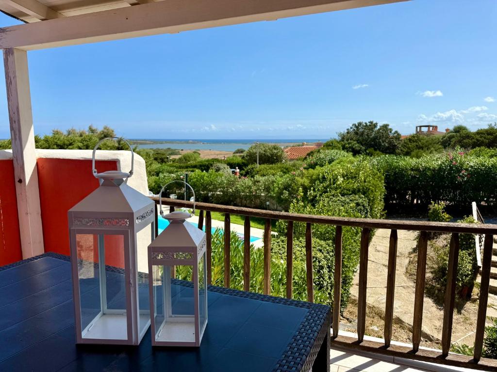 une paire de lanternes sur le balcon d'une maison dans l'établissement Villa Angeli Luxury Piscina Esclusiva, à Stintino