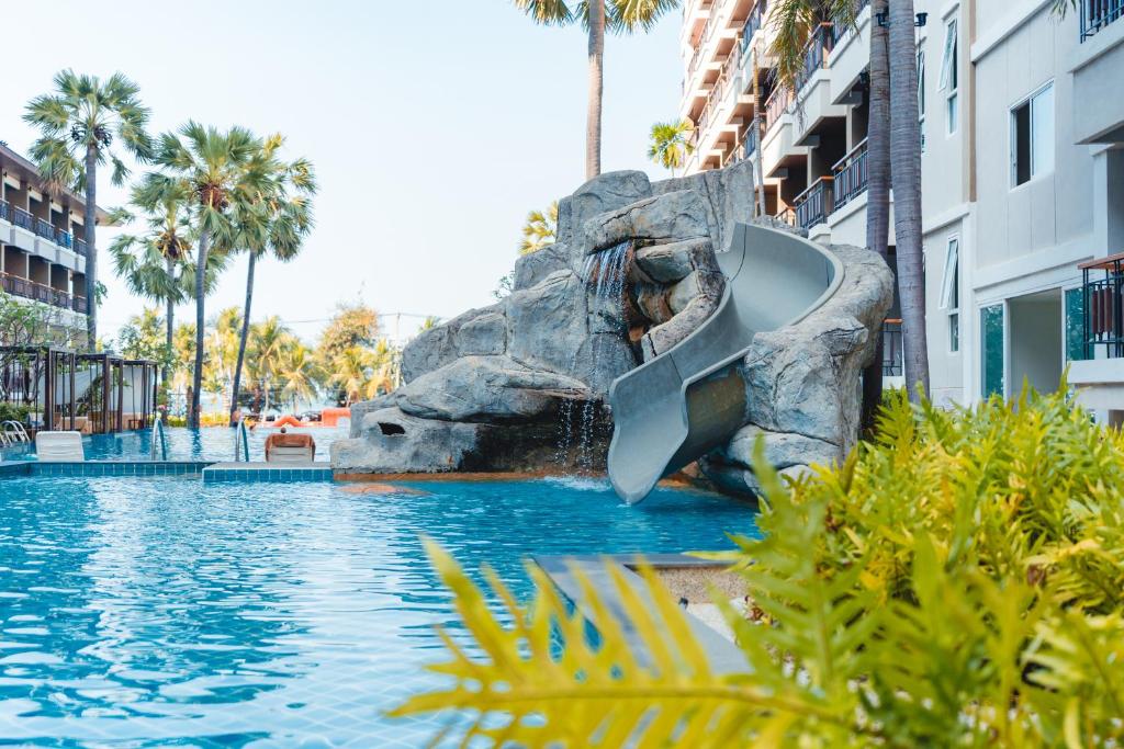 Welcome World Beachfront Resort - Resim 37