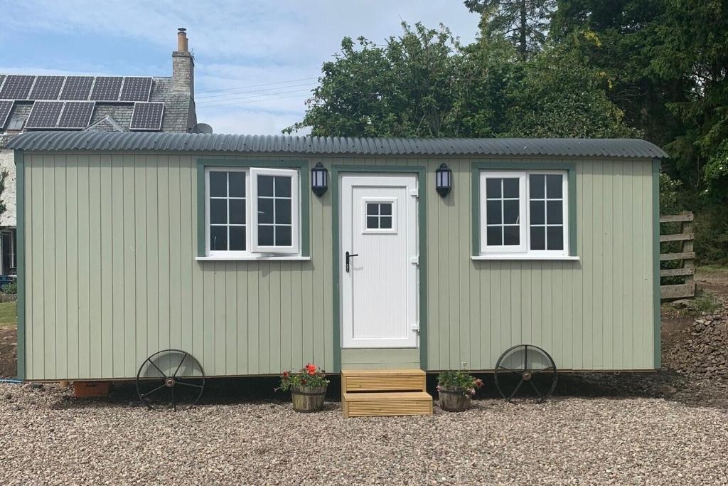 Woodhead Shepherds Hut - Sleeps 2 - Parking photo