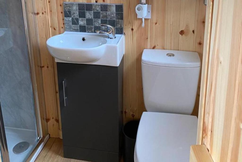 Woodhead Shepherds Hut - Sleeps 2 - Parking photo