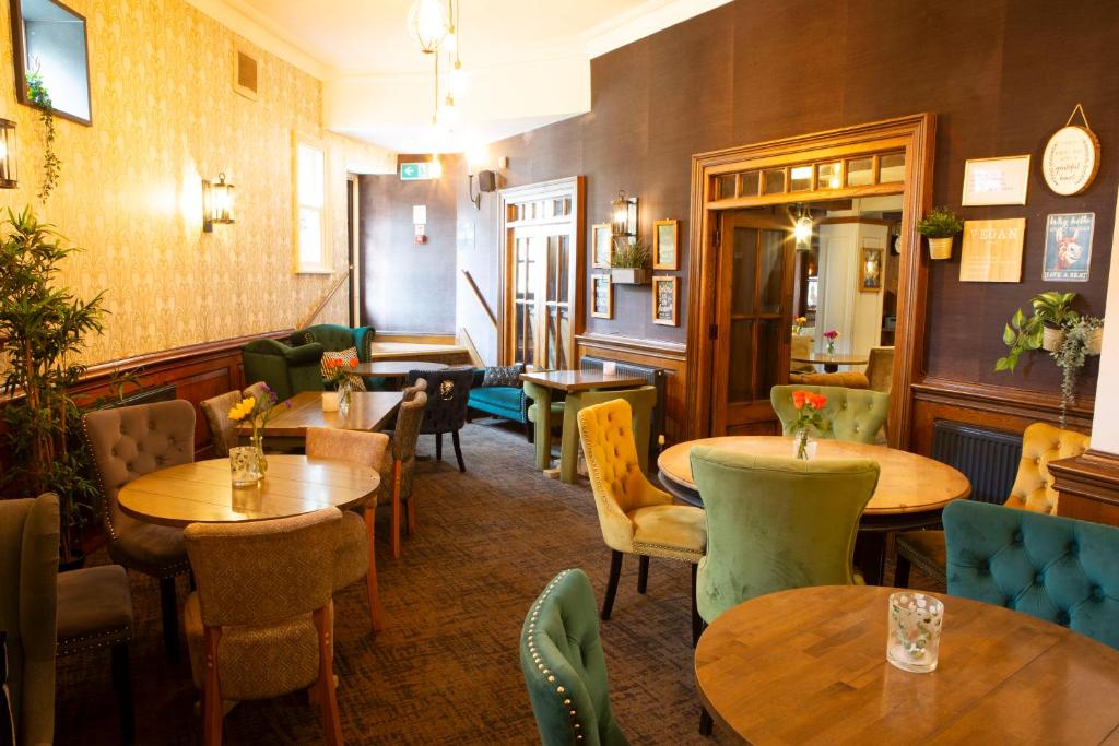 The Albert - Resim 42