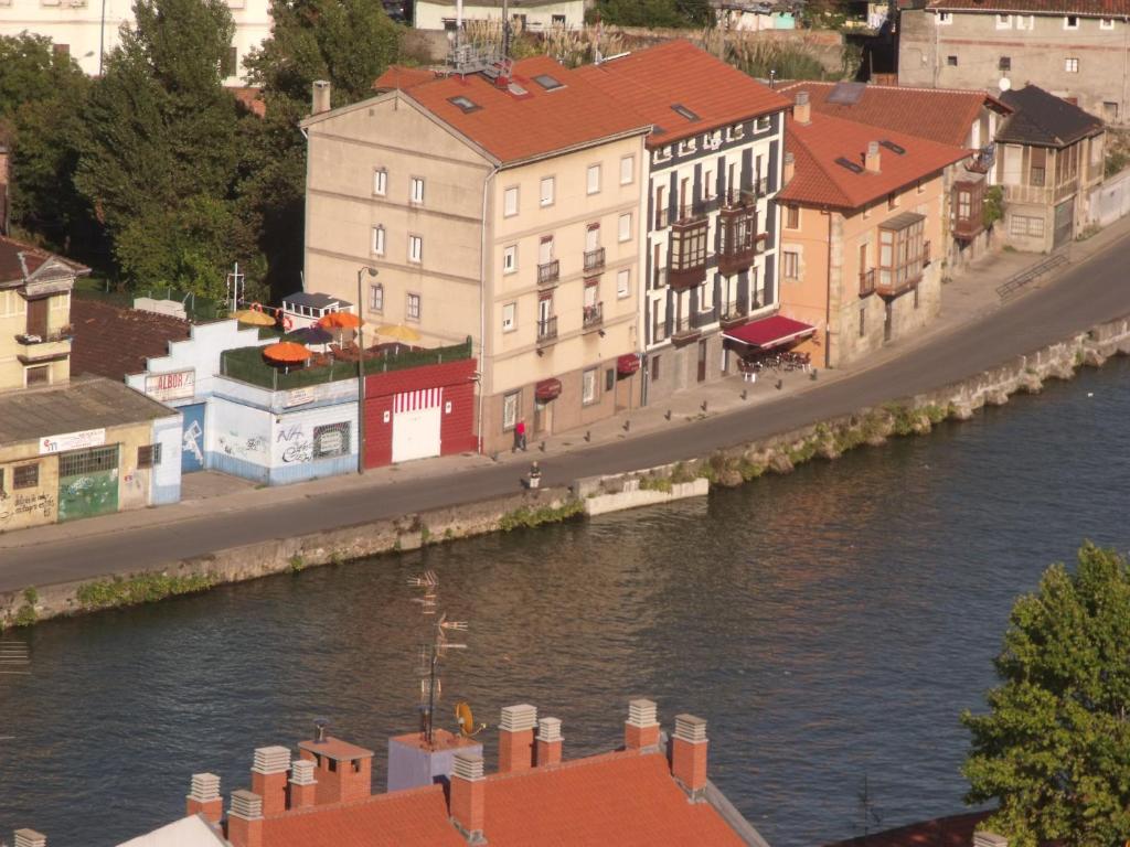 Výhled na řeku, která protéká v blízkosti hotelu