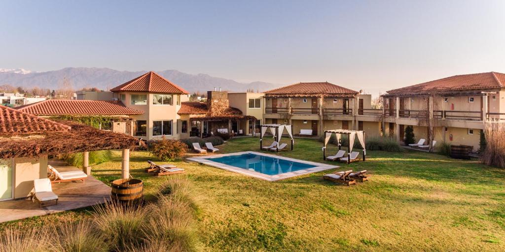 a yard with a swimming pool and some buildings at Villa Mansa in Vistalba