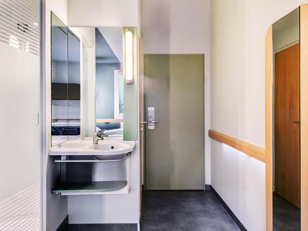 B&B HOTEL Bremen-Süd - Resim 25