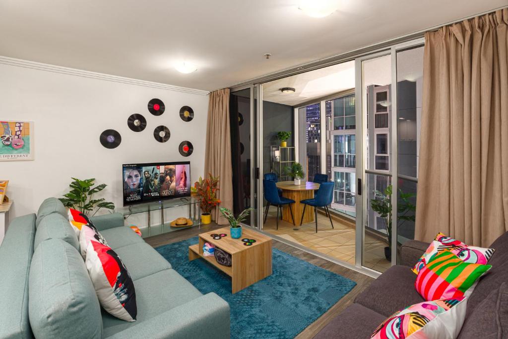 Μια τηλεόραση ή/και κέντρο ψυχαγωγίας στο Retro Mania Brisbane CBD Sleeps 6 Car park included
