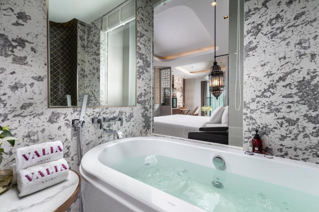 
 Jacuzzi Suite Club Lounge Access
