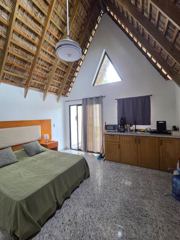 Giường trong phòng chung tại Charming Bungalow with Pool