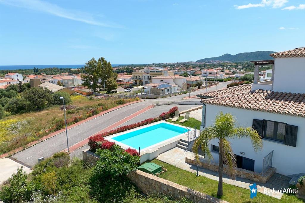 an aerial view of a house with a swimming pool at Villa con piscina by budoniaffiti in Budoni