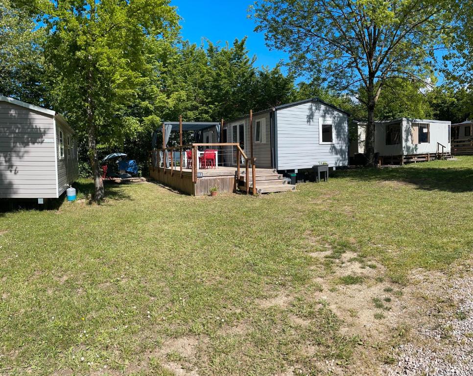 a group of mobile homes parked in a field at Les bord du Lac Leman in Sciez