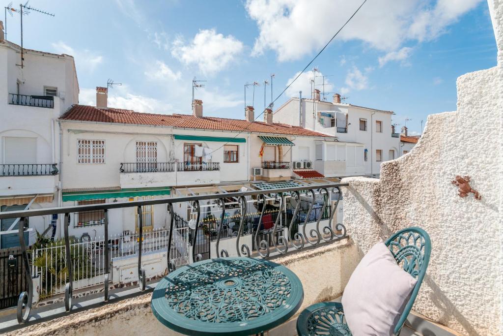 - Balcón con mesa, sillas y edificios en Ballesteros, en Santa Pola
