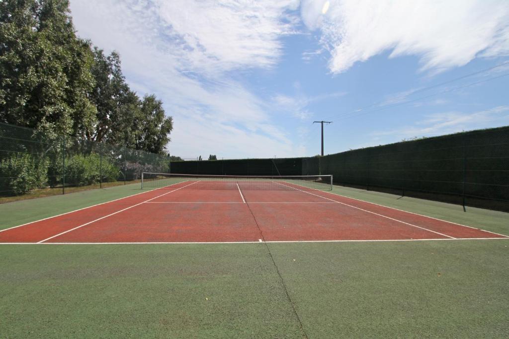 Tennis and/or squash facilities at Hotel Spa La Malouini&egrave;re Des Longchamps - Saint-Malo or nearby