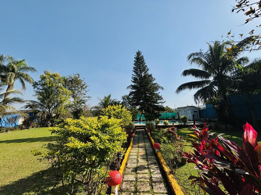 Κήπος έξω από το Blue Waters Resort Lonavala