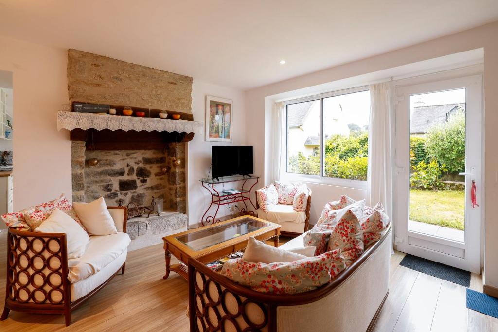 TV a/nebo společenská místnost v ubytování Maison Bretonne Calme Centre Ville