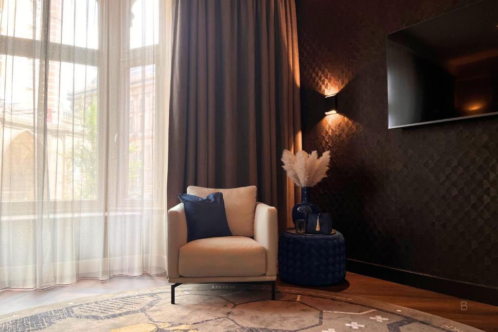 
The Emperor Crown Suite
