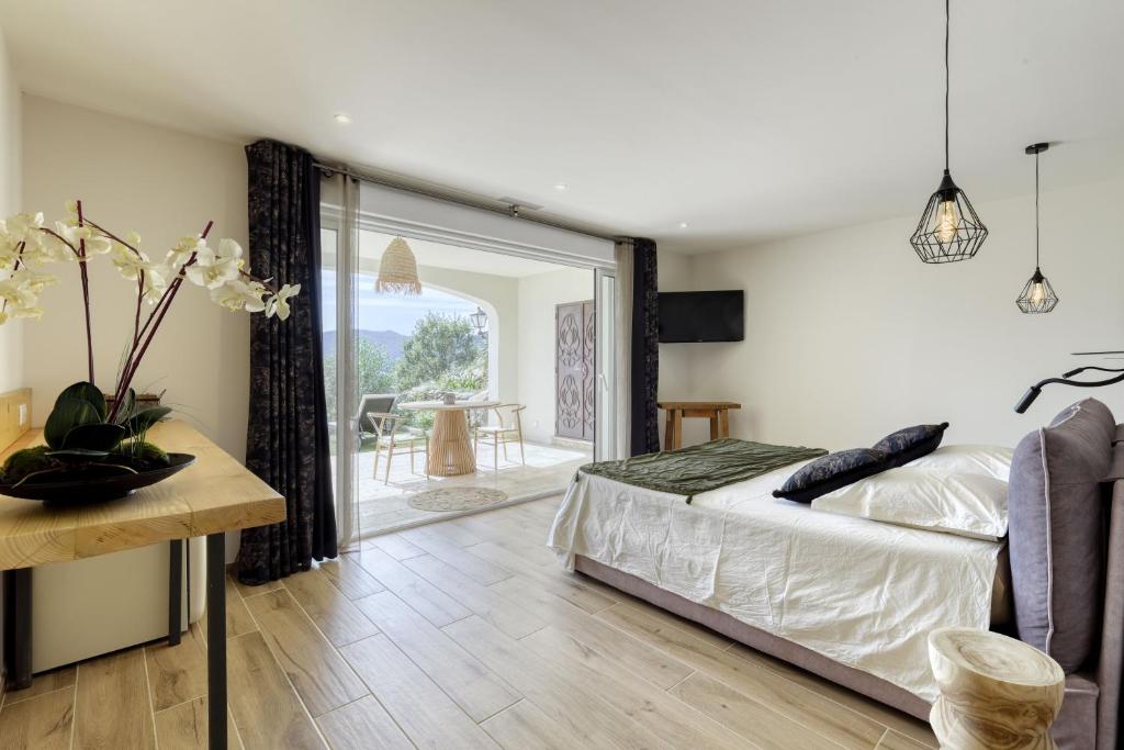 Schlafzimmer mit einem Bett und Blick auf einen Innenhof in der Unterkunft Chambre d'hôtes avec jacuzzi proche Saint Tropez in Plan-de-la-Tour