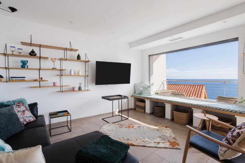 セルベールにあるDream Vacation In A Beautiful Villaの海の見えるリビングルーム