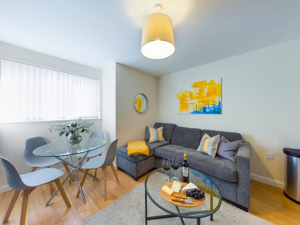 una sala de estar con un sofá y una mesa en Bright 2 Bedroom Apartments in Marston, Near John Radcliffe Hospital & University Parks, en Oxford