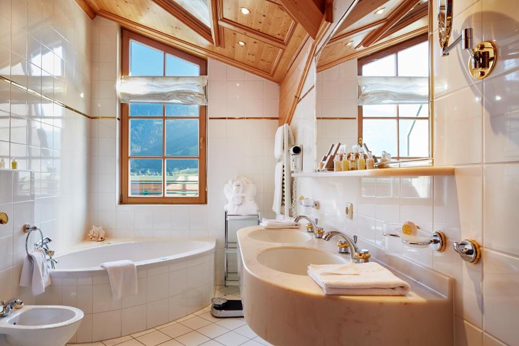 A bathroom at Relais & Châteaux Hotel Tennerhof