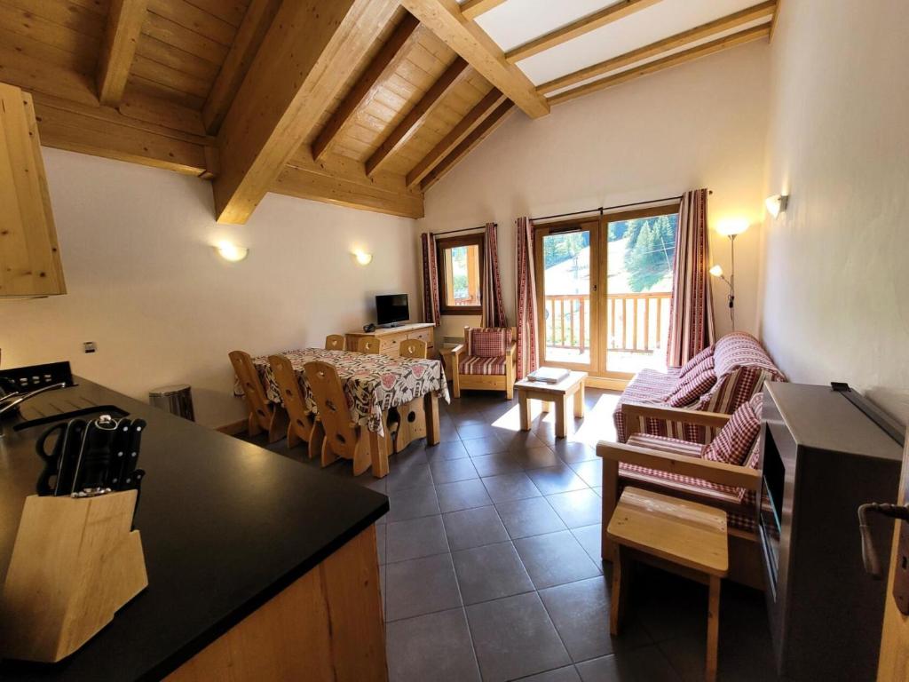 eine Küche und ein Wohnzimmer mit Tisch und Stühlen in der Unterkunft Résidence Le Criterium - Résidence Le Critérium 3 Chalet C Appartement 6 MAE-1893 in Les Champs